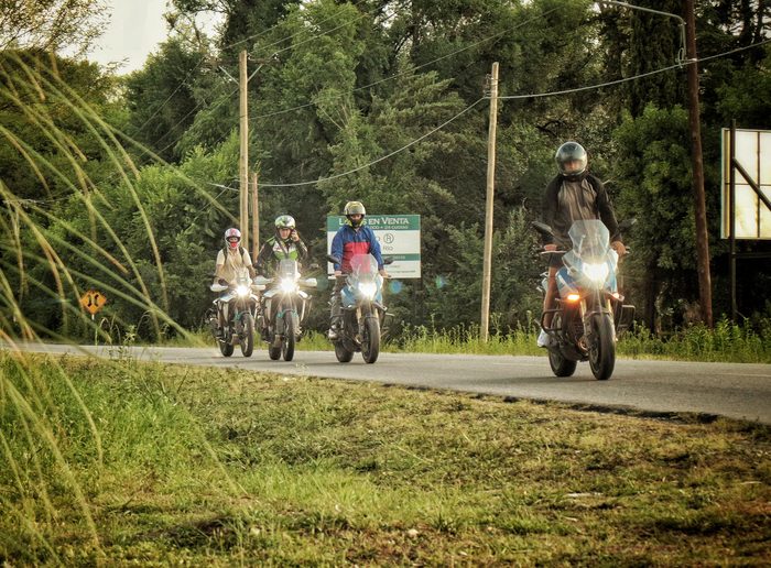 Cuatro motos subiendo por el camino de montaña entre la vegetación de las Yungas