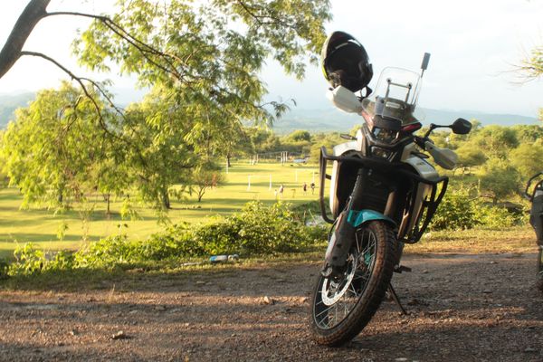 La 450MT de frente: llanta de rayos y goma con taco