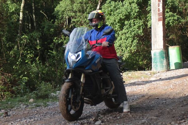 De frente, en la subida de ripio