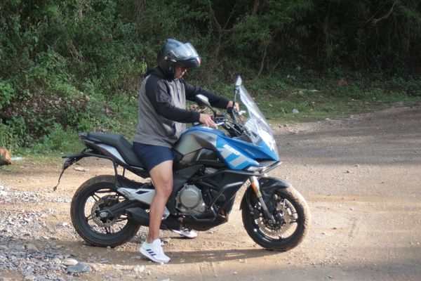Perfil de la 650MT: llanta de aleación y goma de calle