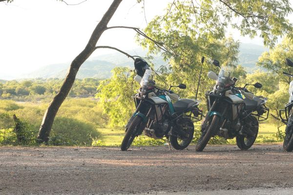 Dos motos en el mirador